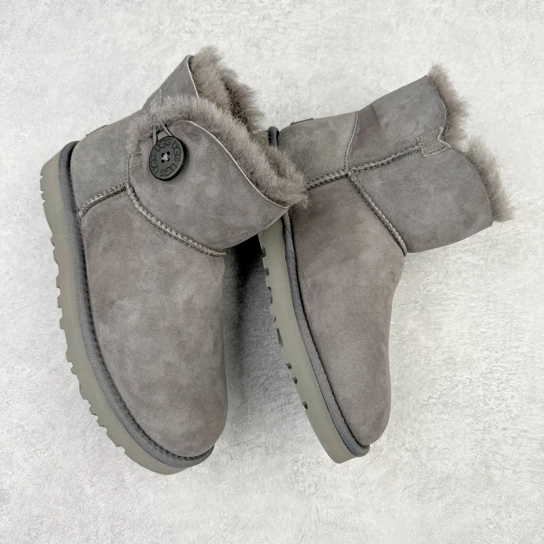 Pick up locally💰520 UGG 6422 Classic wooden buckle autumn and winter sheep fur integrated snow boots. All shoes are made from the same factory as ZP. Longfeng A-grade Australian imported sheep fur integrated women's boots. Brand OEM production line. Fully follow the ZP process. OEM original pattern maker. Adhering to the principle of no original shoes and no development selection. Pay attention to every detail. The most authentic version on the market. TREADLITE "Light Wing" technology outsole. Lightweight/durable/flexible/pile size: 35 36 37 38 39 40 Coding: by2936090
